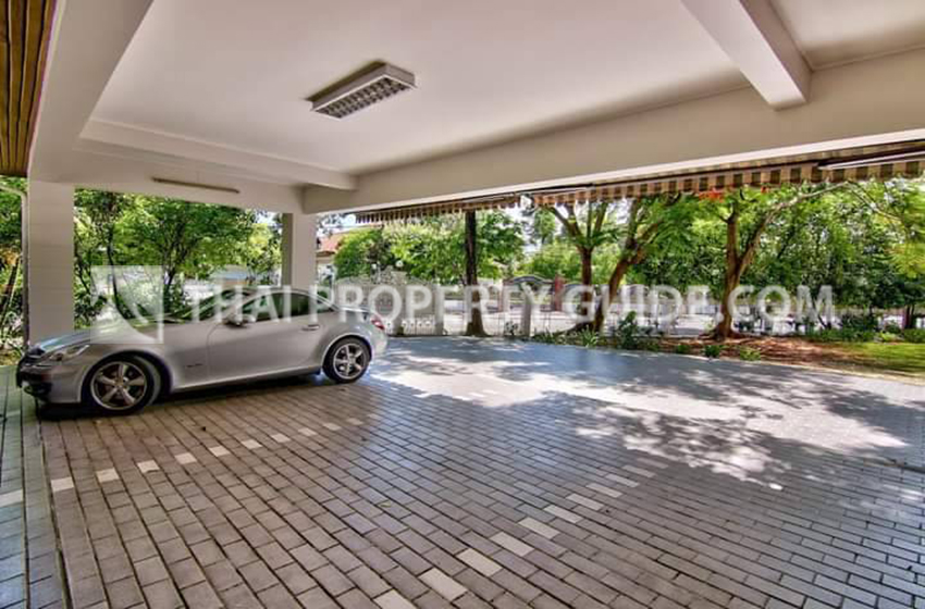 House with Shared Pool in Srinakarin 